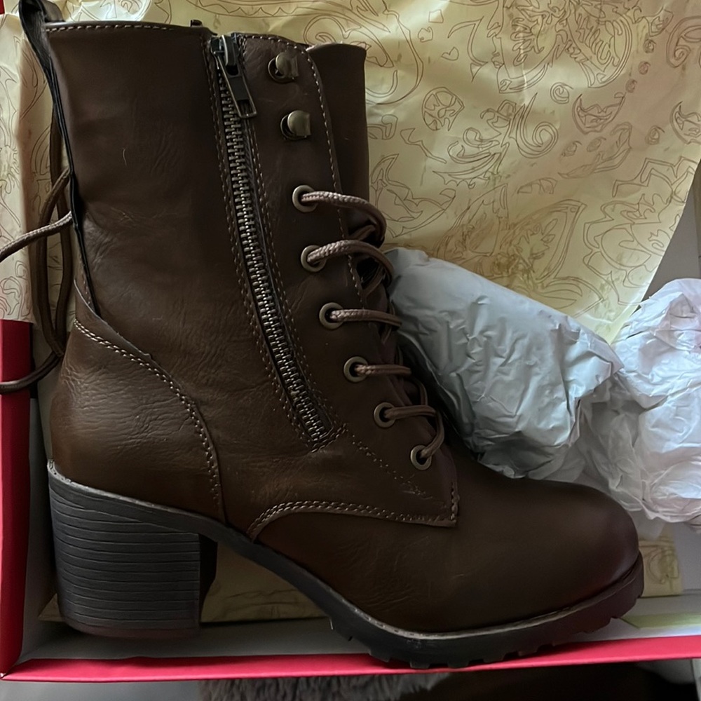 Brown combat booties / heel